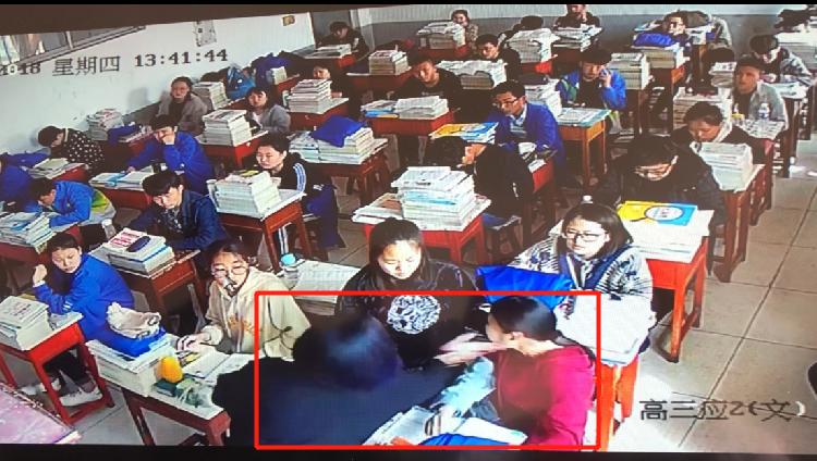 山西阳泉一女子闯学校教室殴打女学生 校长：学校担责