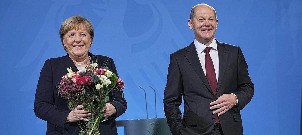 德国新任总理朔尔茨献上花束，向默克尔表示感谢