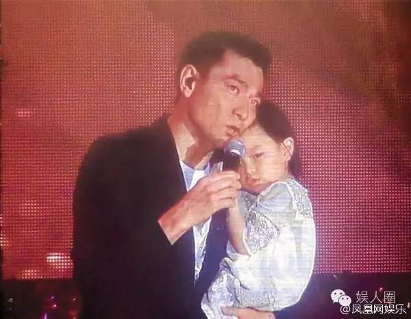 刘德华55岁生日特地为妻女献唱 紧抱女儿朱丽倩眼泛泪光