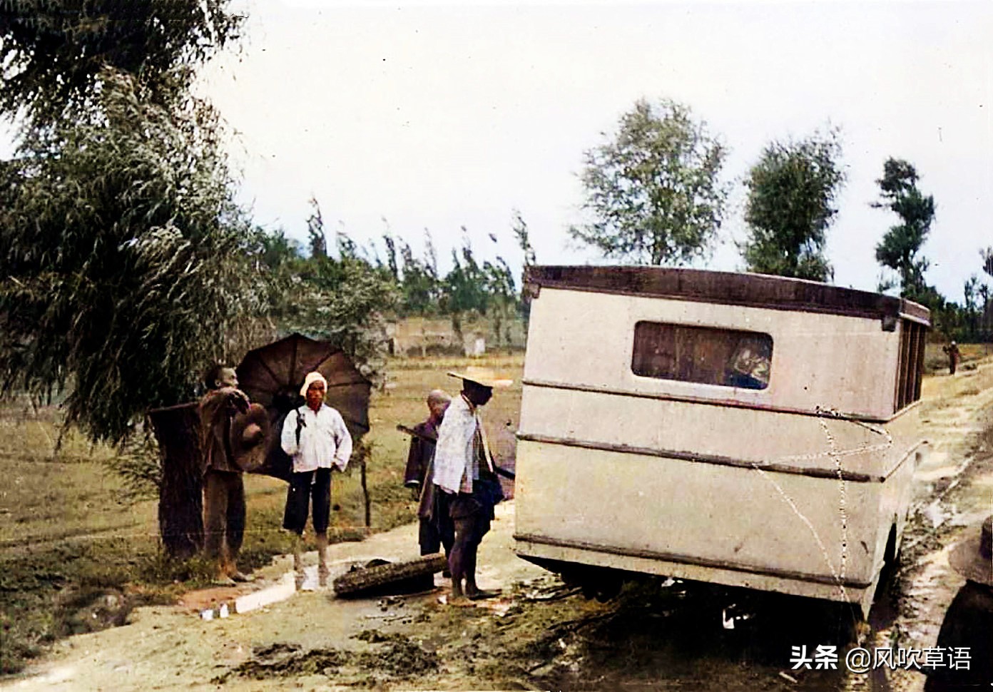 1933年的陕西西安，木头造的汽车，穿着衣服的飞机